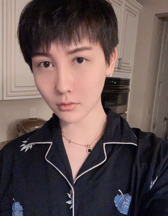 "蛇精男"刘梓晨自曝感染新冠,遭毁容双重打击,劝网友戴好口罩