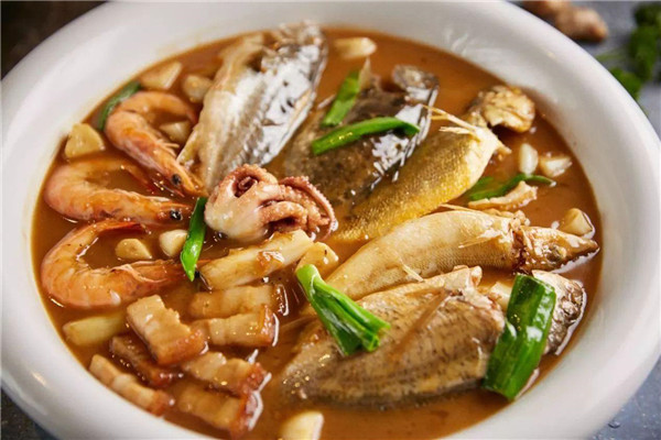 吃客都像"涨潮"一样,似乎是约定俗成,每张饭桌都少不了一盆红烧海杂鱼