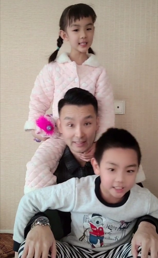 刘和刚一双儿女罕曝光女儿坐爸爸肩头超宠儿子像极漂亮妈妈