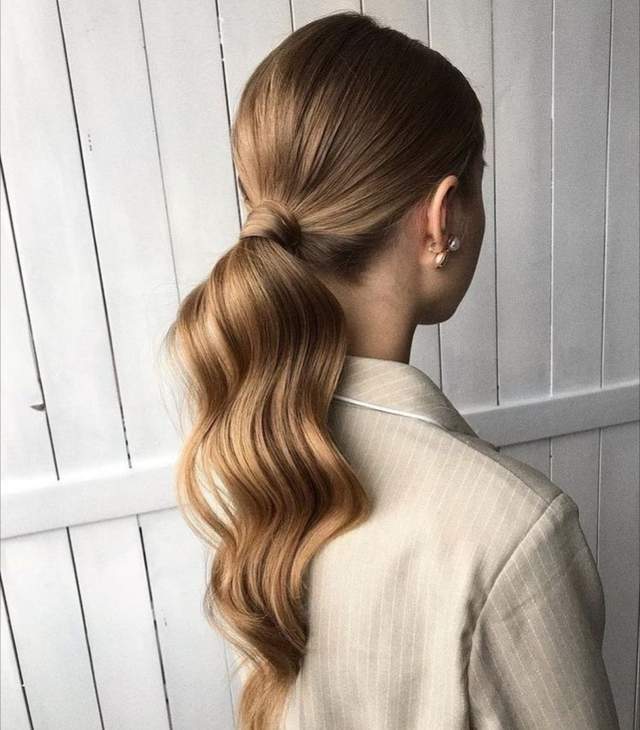 女人上班不要总披着头发没精神没气质这么扎难道不香吗