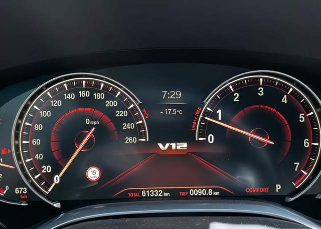 表底也不过260km/h,而且标称最快速度是250km/h,可见豪车未必一定要