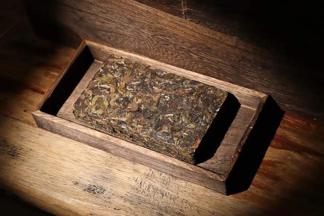的托盘中进行,或者在下面垫一张绵纸,避免撬出来的茶块和碎屑散落一地