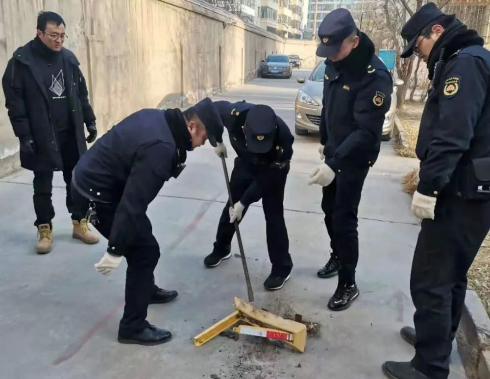 西宁私设地锁怎么下处罚(小区装地锁属于违法行为吗)