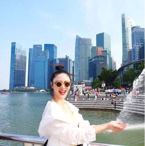 90后王瑞与侯勇罕见现身,白色马甲配紫色毛衫,私服穿搭很时髦