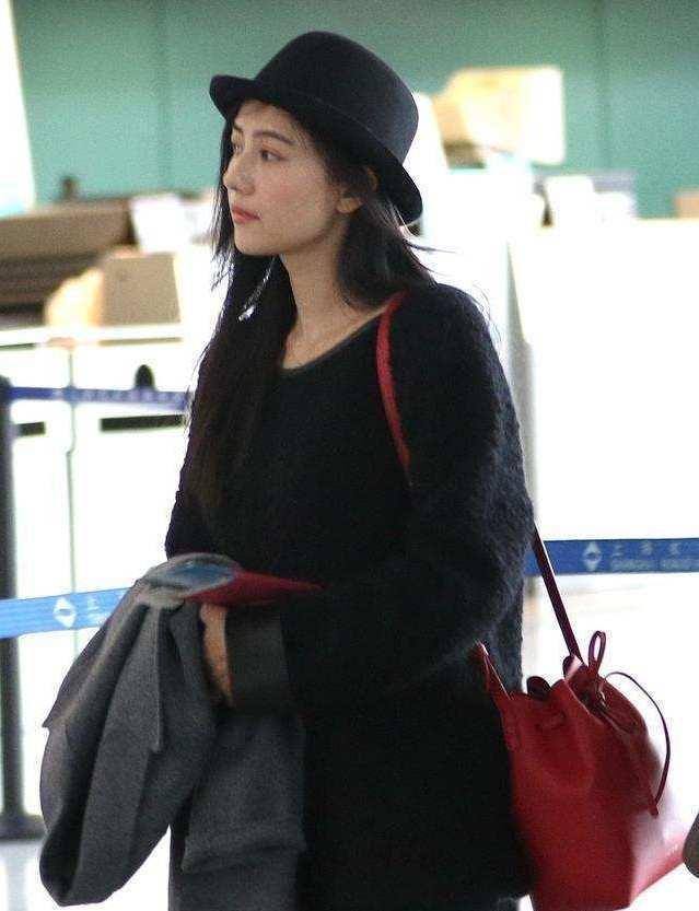 41岁的高圆圆中年发福穿一身黑遮不住发福身材气质大不如前