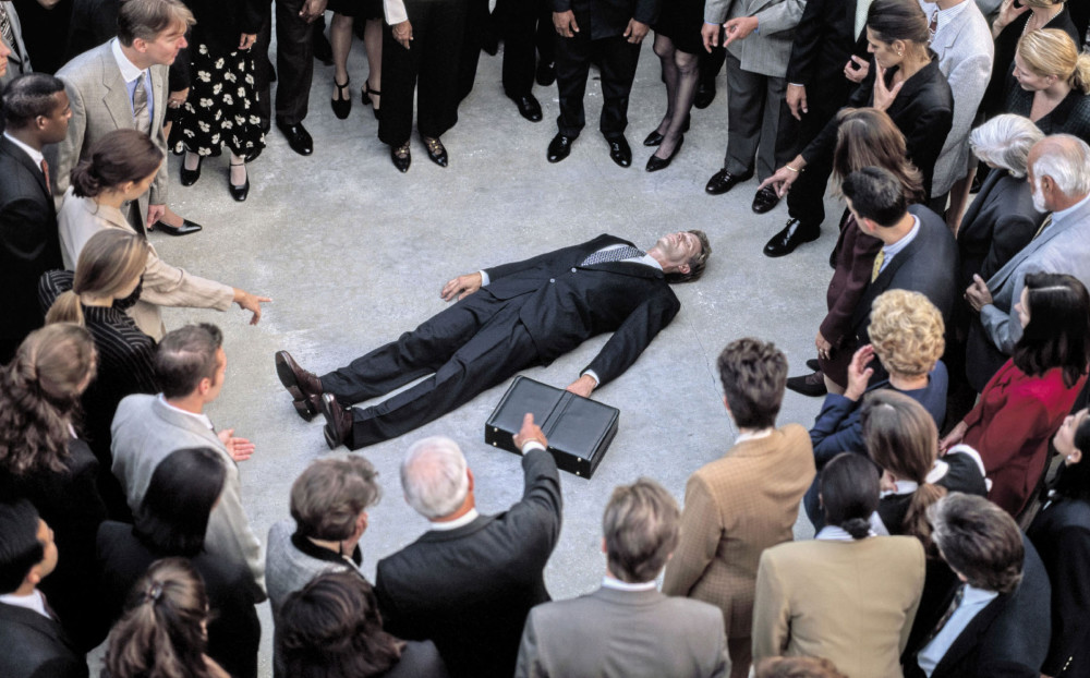 又一员工被救护车拉走,是肠胃痉挛就没事?打工人没有身体好的