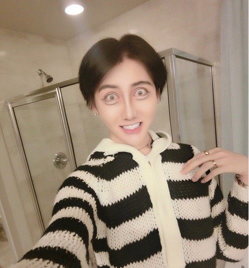 蛇精男刘梓晨在美国整容感染新冠发微博表示很无助