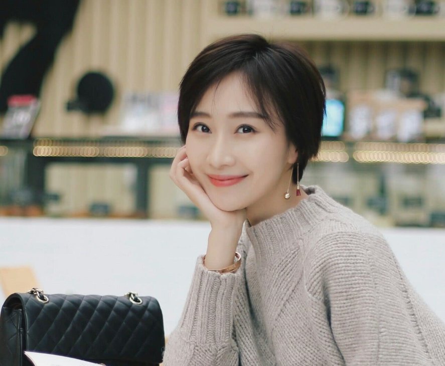 另外还有一位就是柴鸥了,她也是一位很早就踏入演艺圈的演员,也是参演