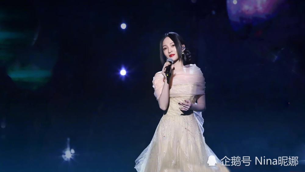 38岁张韶涵美上央视穿透视纱裙扎蝴蝶结唱歌宛如仙女下凡好唯美