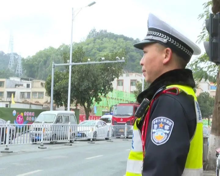 寒潮来袭 高要交警坚守一线为群众出行保驾护航_腾讯新闻