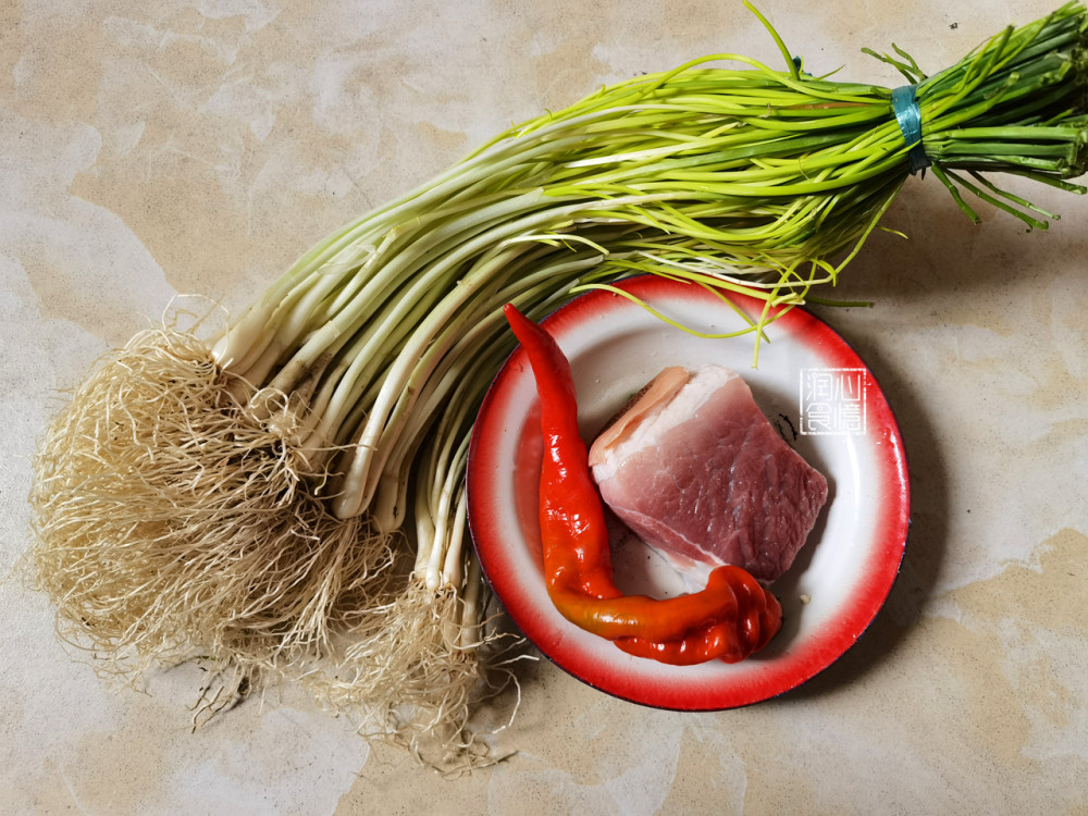 楼上邻居送来了江西临川荞菜用猪肉简单一炒吃着比韭黄还美味