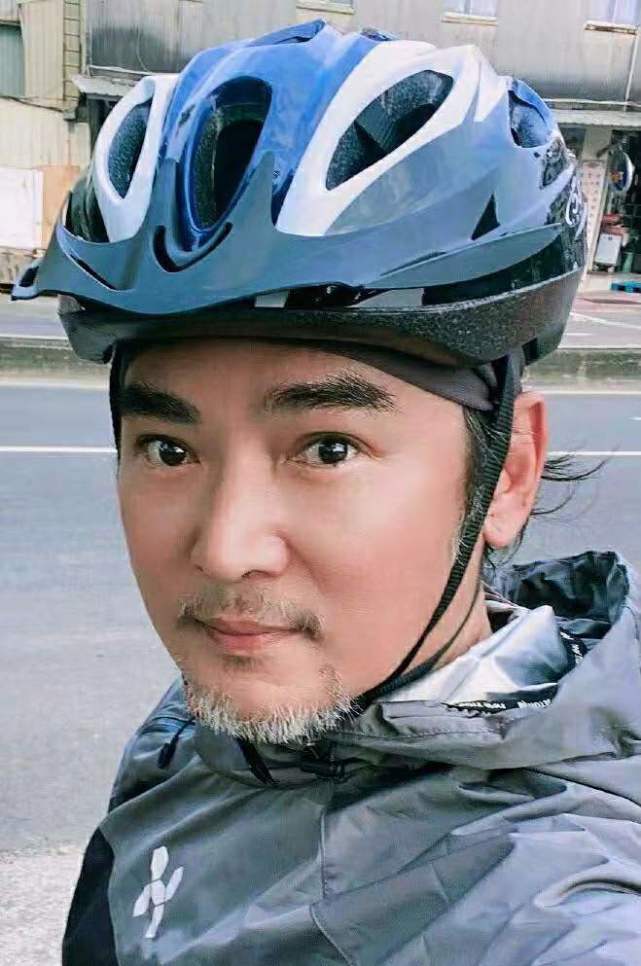 焦恩俊近照苍老,自称"肉包子脸",与"哮天犬"15年后再互动