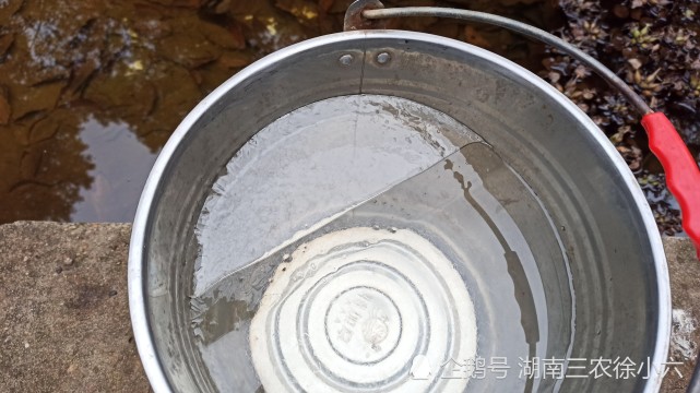什么桶里的水结冰了?而其他地方的水又不结冰