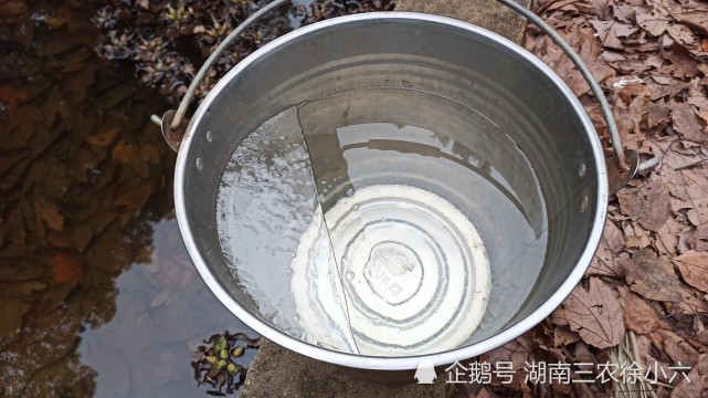 什么桶里的水结冰了?而其他地方的水又不结冰