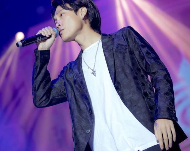 反倒是 草根出身的歌手,创作出很多经典的作品,比如说 广东雨神卢大雨