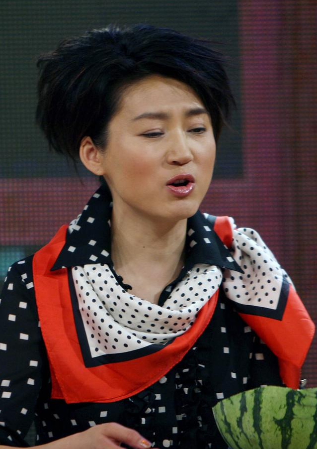 王小丫的这造型绝了穿波点印花连衣裙搭配丝巾更显得时尚