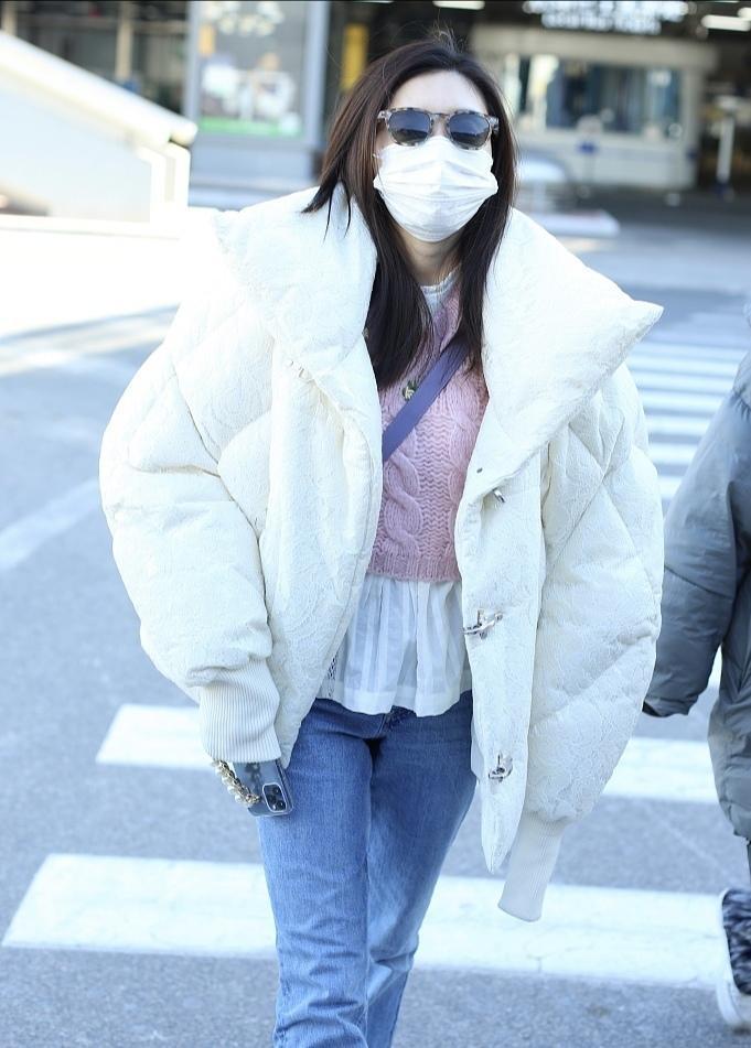 江疏影不愧是"气质女神",穿白色羽绒服虽然臃肿,但难掩高级感_腾讯