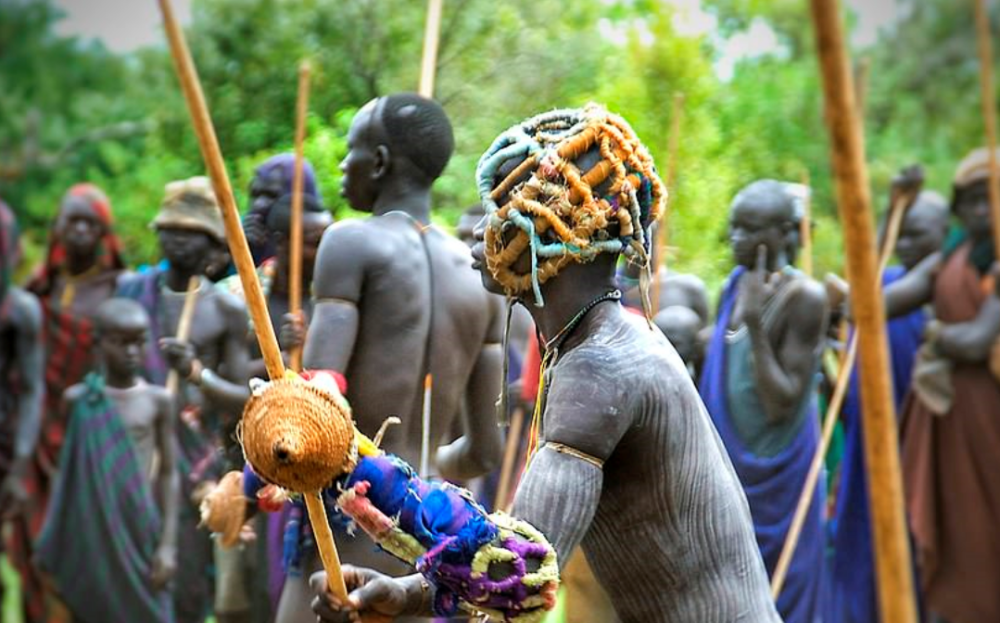 埃塞俄比亚部落奇葩习俗青年挥棍棒暴力决斗胜者抱得美人归