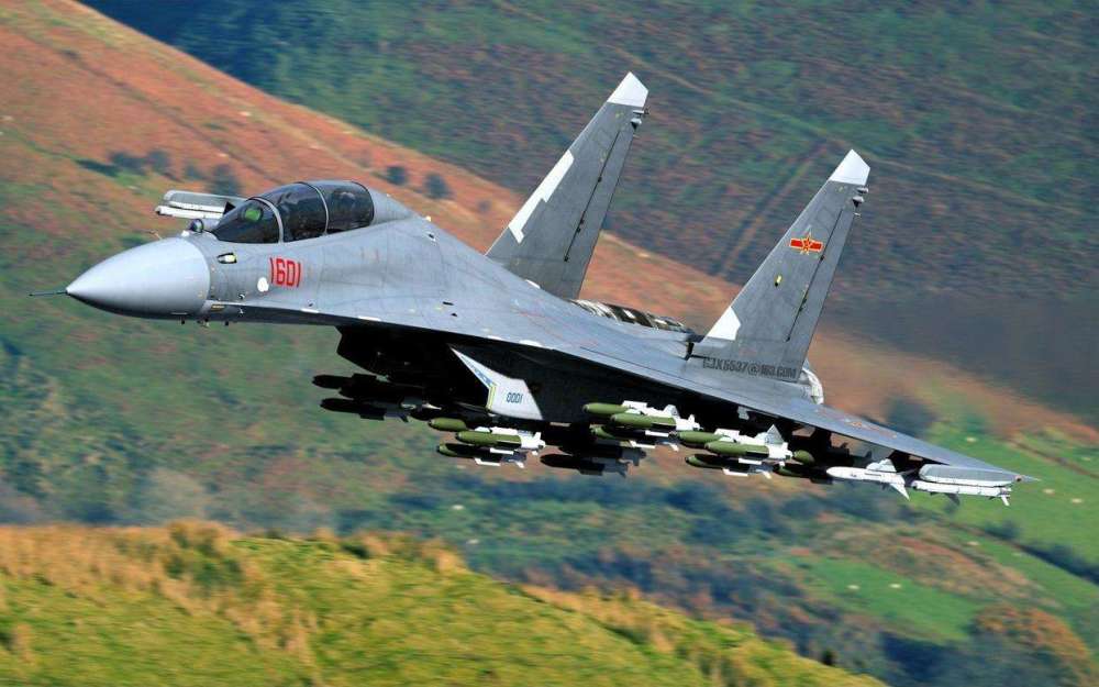 成粉狂喜,歼10c用机炮击落歼16,我国两款三代机空战谁更牛?