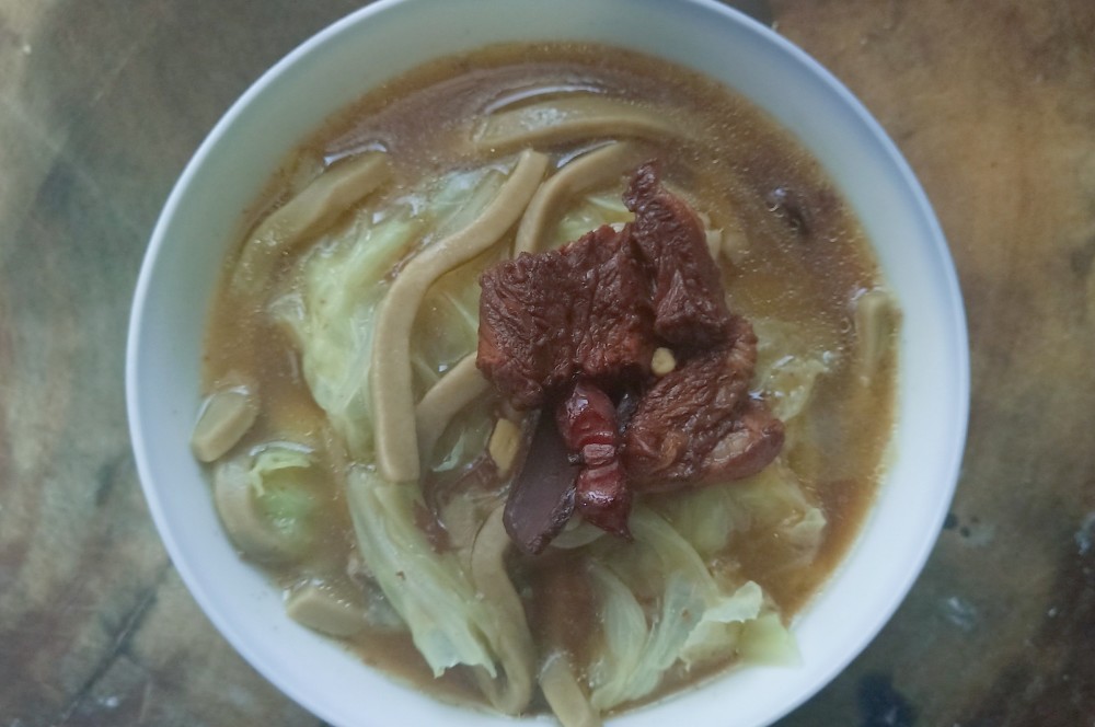 蕎麵,莜麵,麥面三合一的麵條,條細筋韌,清香利口