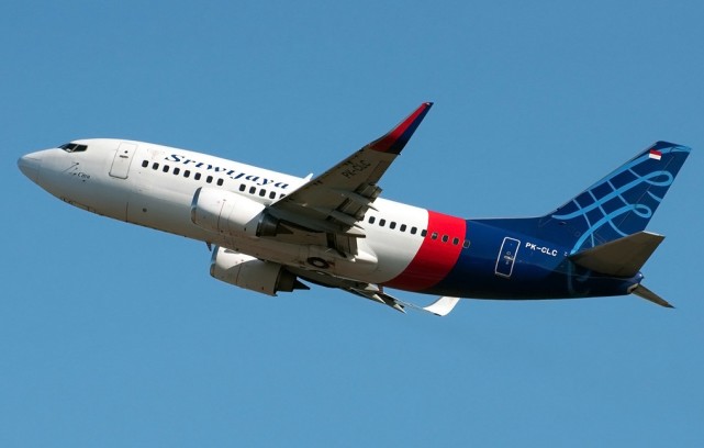 印尼一架波音737客机坠海 男子痛哭:妻子和3个孩子在机上