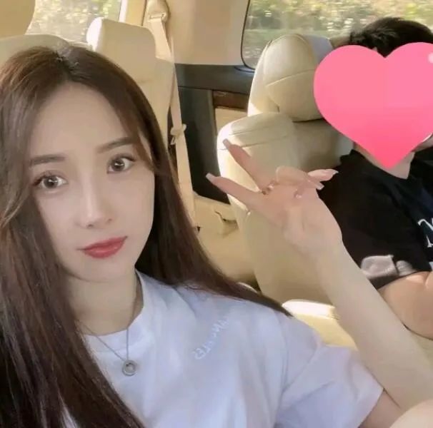 阿哲老婆婚纱照曝光,5月婚礼就穿这套,高颜值粉丝请求开直播_腾讯新闻