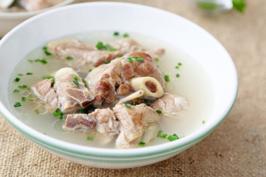 怎么熬好羊骨头汤无论清汤奶白汤最忌乱放香料无肉味汤不鲜