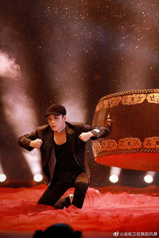 张艺兴舞蹈风暴,有多努力就有多帅!