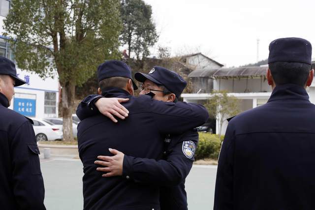 座谈会结束后,韩敏与战友们拥抱惜别.