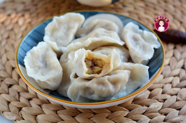 冬瓜看著大,其實汁水多,而包餃子做餡最怕的就是餡兒出湯.