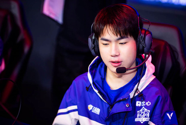 韩涵巅峰赛教花海做事,加好友遭拒,下一局被花海在对面拿镜乱杀