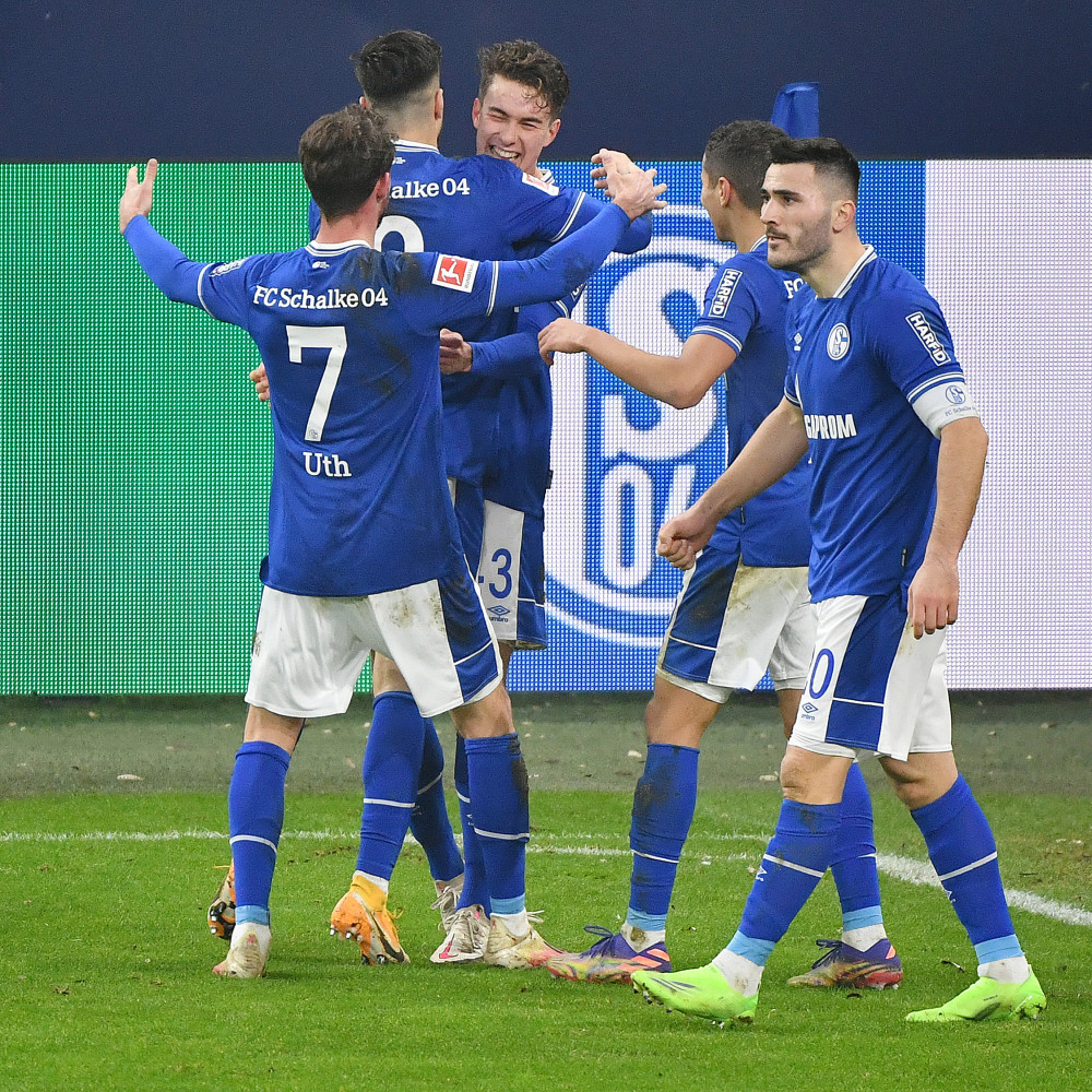 1月9日,沙尔克04队球员霍佩在比赛中庆祝进球.