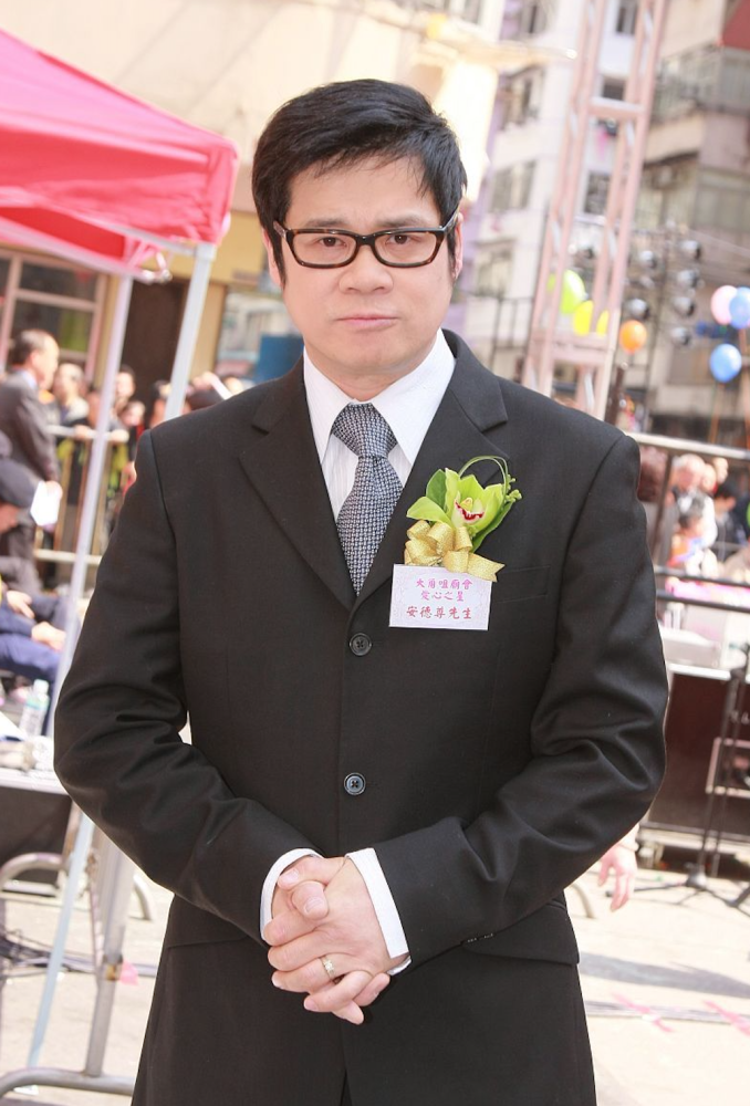 tvb隐形富豪安德尊罕聊感情,默认与助理交往20年,坦言无意结婚_腾讯