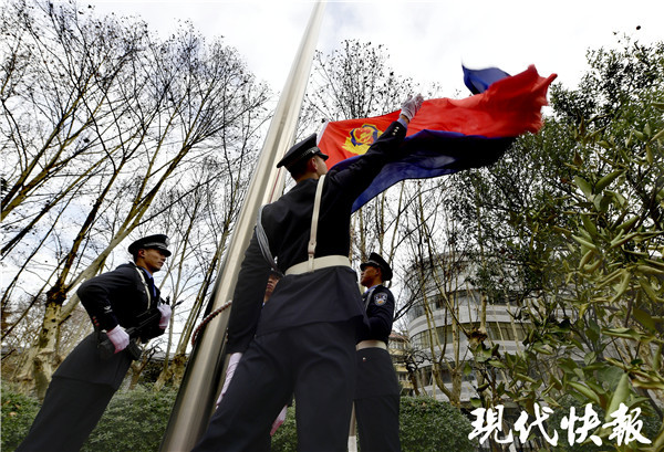 1月10日,室外零下5℃的寒風裡,來自江蘇省公安廳特勤局的警旗護衛隊正