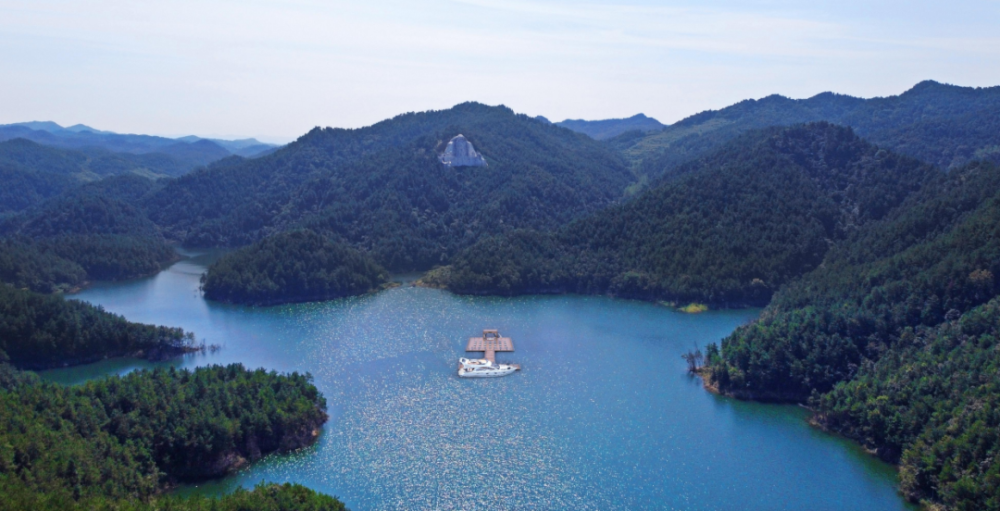 太极湖最仙的季节到了!远处的金顶都镶了一层蓝边!