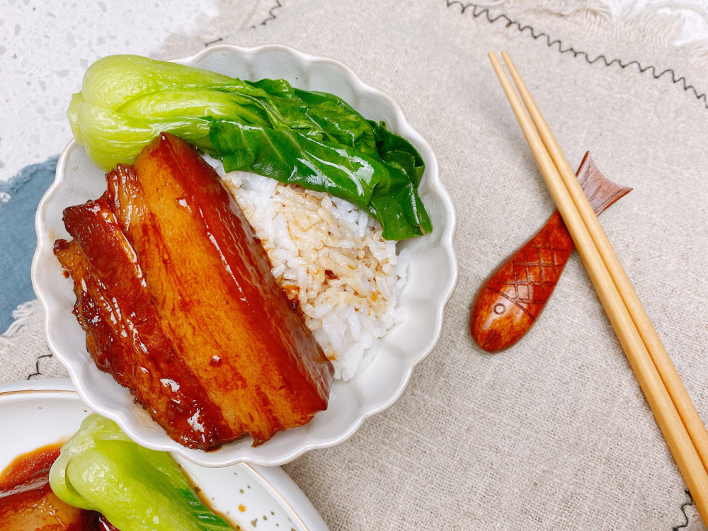 放一些配菜,比如:豆腐,鸡蛋,腐竹,海带等等;2,把子肉每次可以多做一些