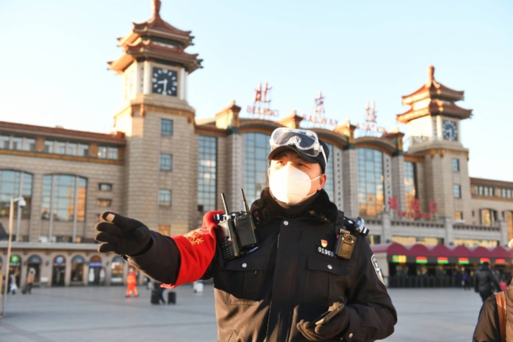 帶著警用八大件趕緊奔到北京站廣場東側的治安檢查站,和夜班民警