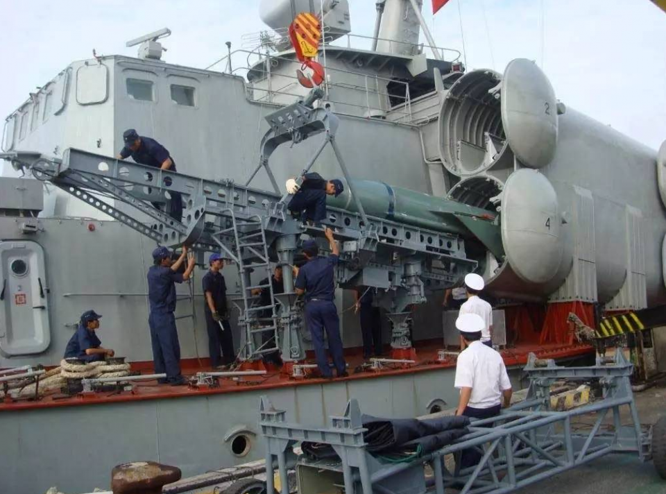图为正在装填导弹的越南导弹艇