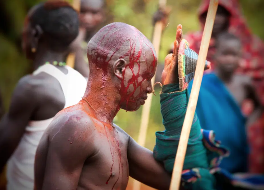 埃塞俄比亚原始部落的棍子大战,胜利者得到尊敬并赢一个老婆