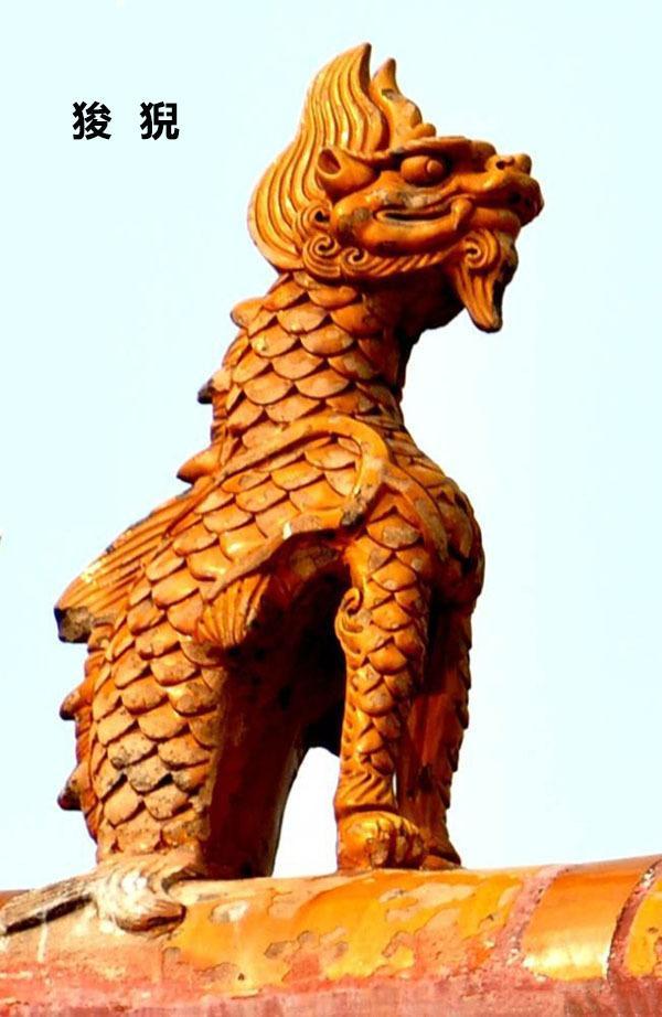 三子嘲风:喜立于屋檐之上,并长有双翅,母亲最大的可能性是一只凤凰.