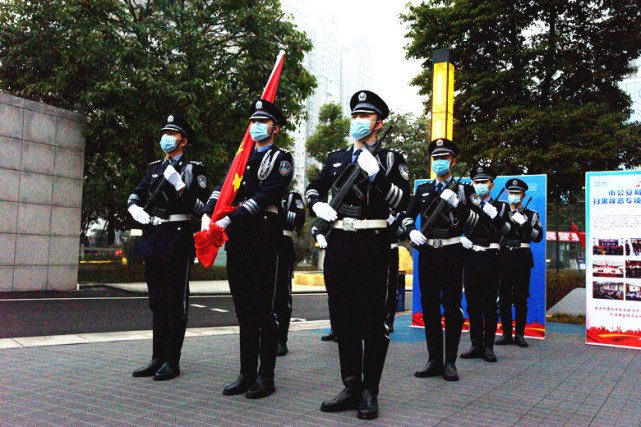 向警旗宣誓敬礼内江市公安局举行中国人民警察节庆祝活动