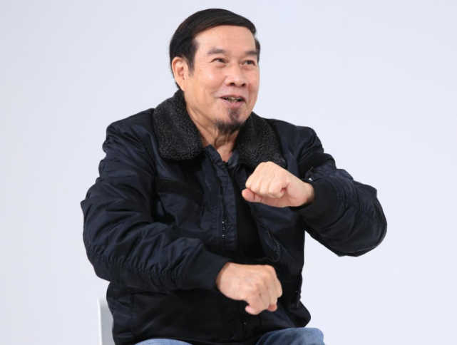 75岁白彪罕见公开家人合影,妻子气质出众,龙凤胎孙子孙女太可爱