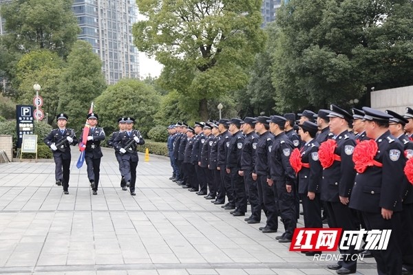 在市局黨委委員,政治部主任成良池的帶領下,全體民警面向警旗莊嚴宣誓