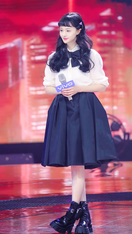 郑爽最新节目造型,齐刘海大波浪卷发如洋娃娃一般,造型师加鸡腿_腾讯