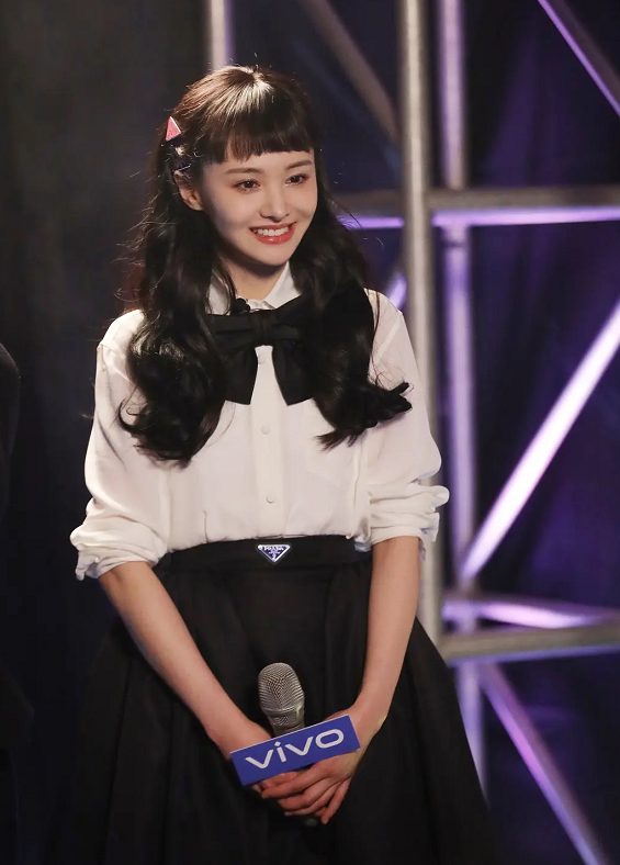 郑爽最新节目造型,齐刘海大波浪卷发如洋娃娃一般,造型师加鸡腿_腾讯