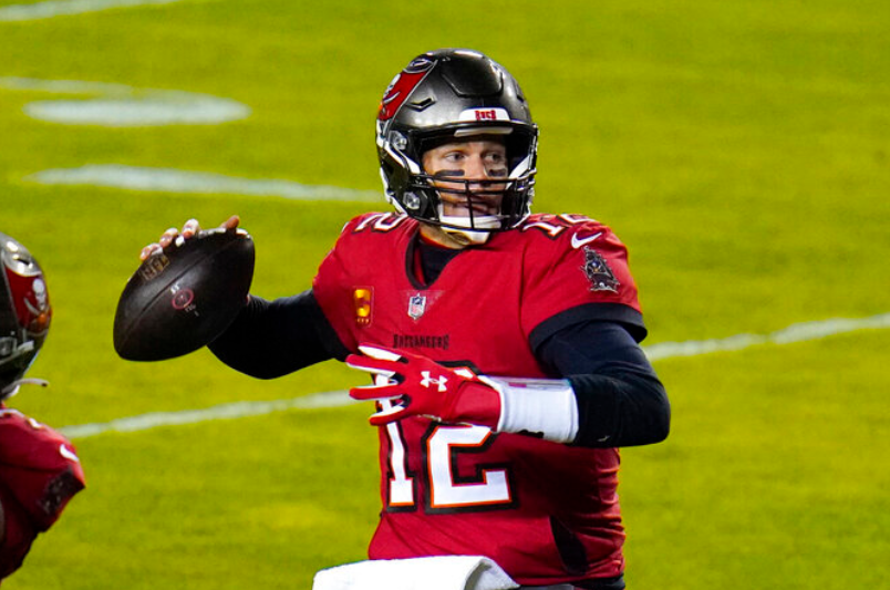 布雷迪拿下首场外卡赛胜利率领海盗挺进分区轮