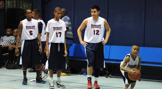 当年12岁的朱利安纽曼身材矮小,穿梭在高大的高中生篮球运动员身边,杀