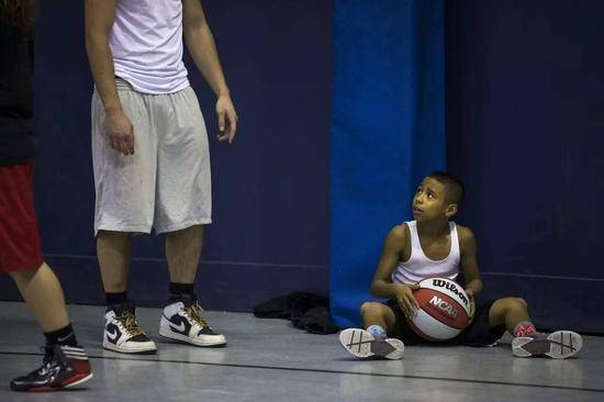 朱利安纽曼看看效力于黄蜂队轻松三双的"三球",真的应该为自己年少