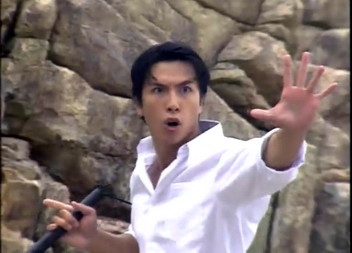 或者是亚视版《精武门》里的甄子丹版还是《精武英雄》里李连杰版打开