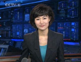 有一种"整容"叫央视主播生活照,摘掉假发的李梓萌,判若两人_腾讯新闻